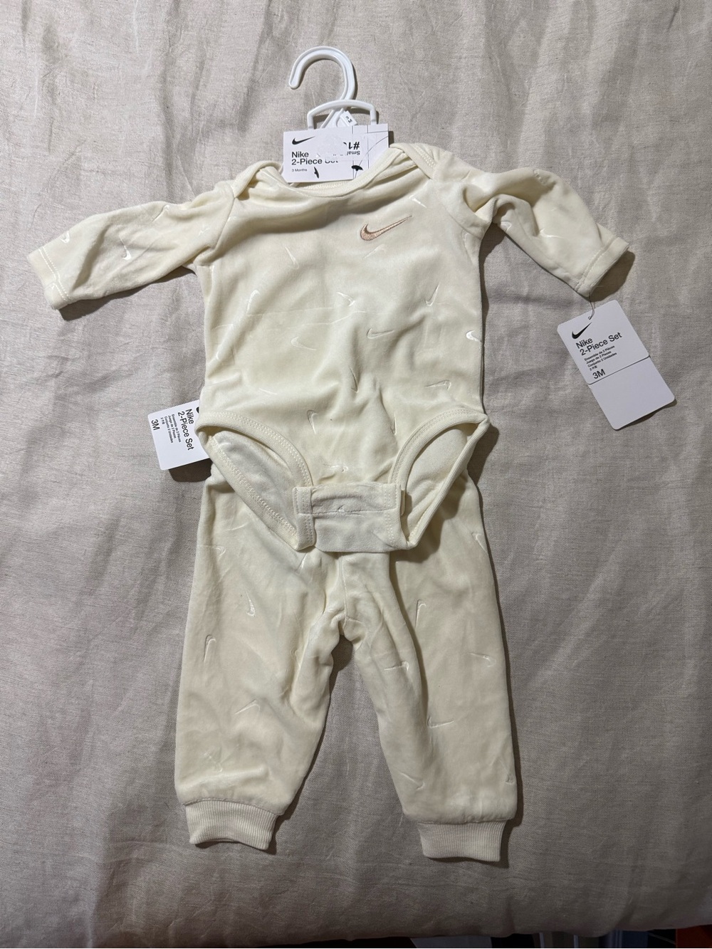 Nike Baby 2-Piece Outfit Set Cream Ivory Swoosh Print Size 3M NWT